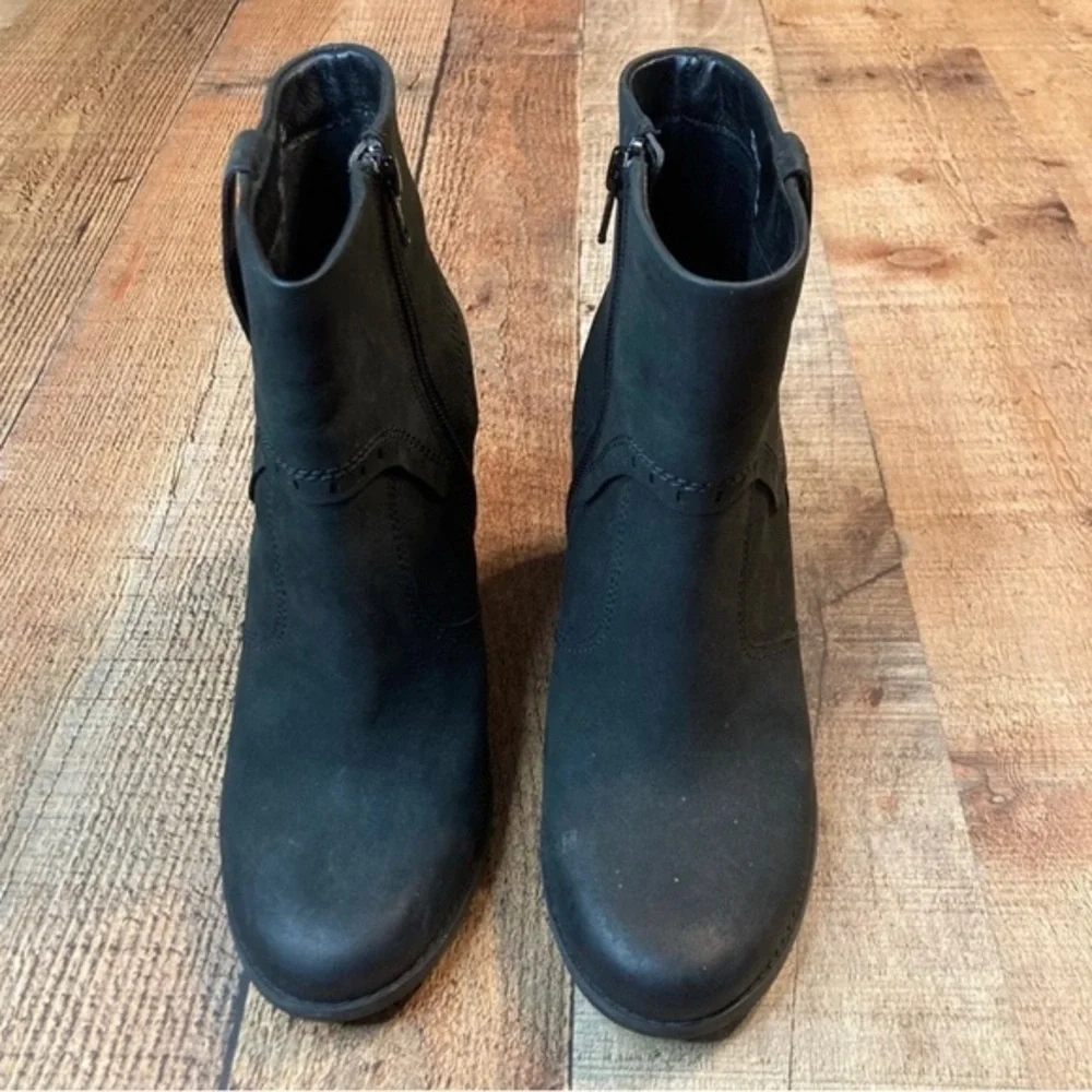 Clarks artisan black
